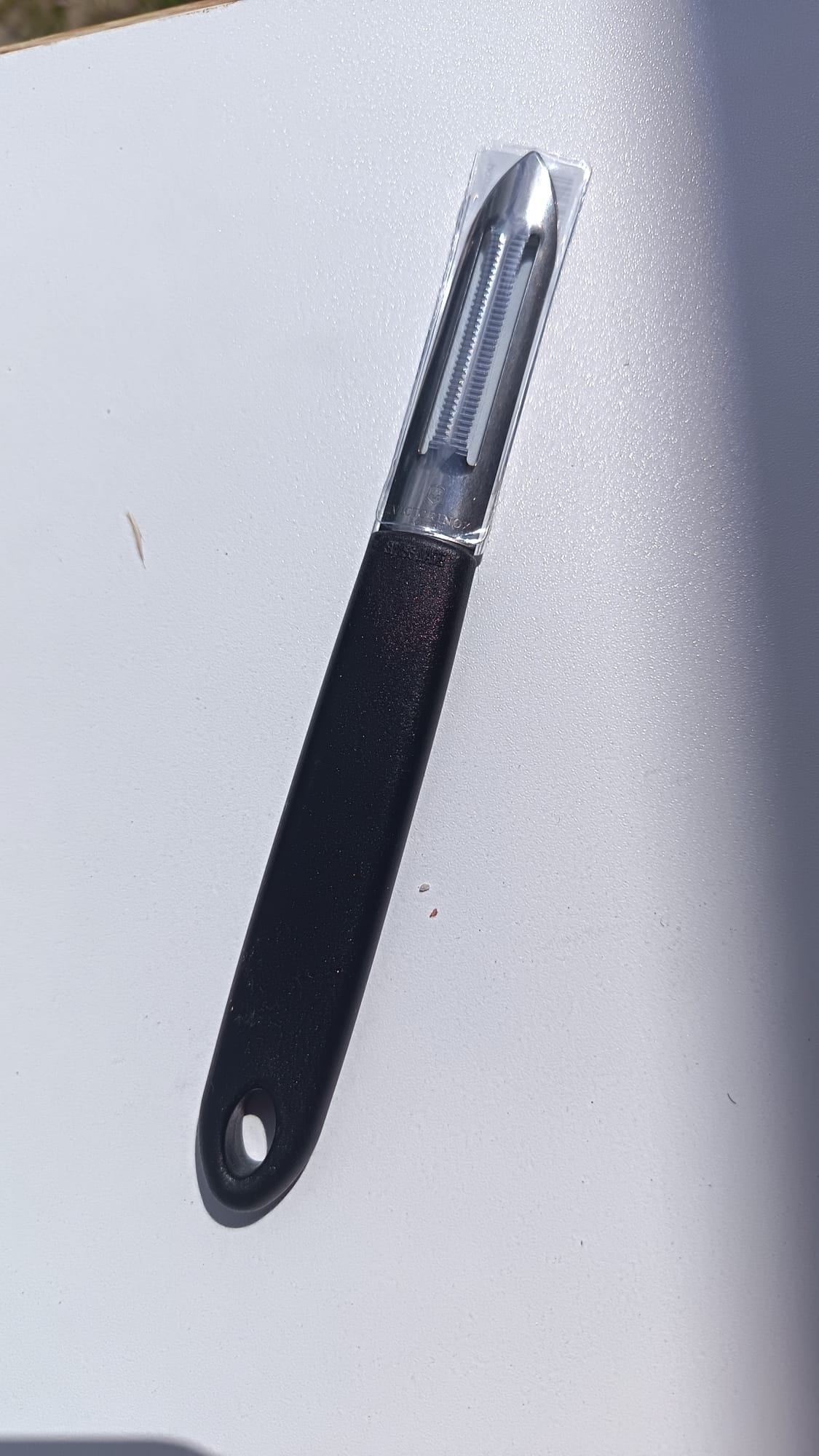 Éplucheur de Cuisine Deux Fentes à Dents Inox Manche noir - VICTORINOX