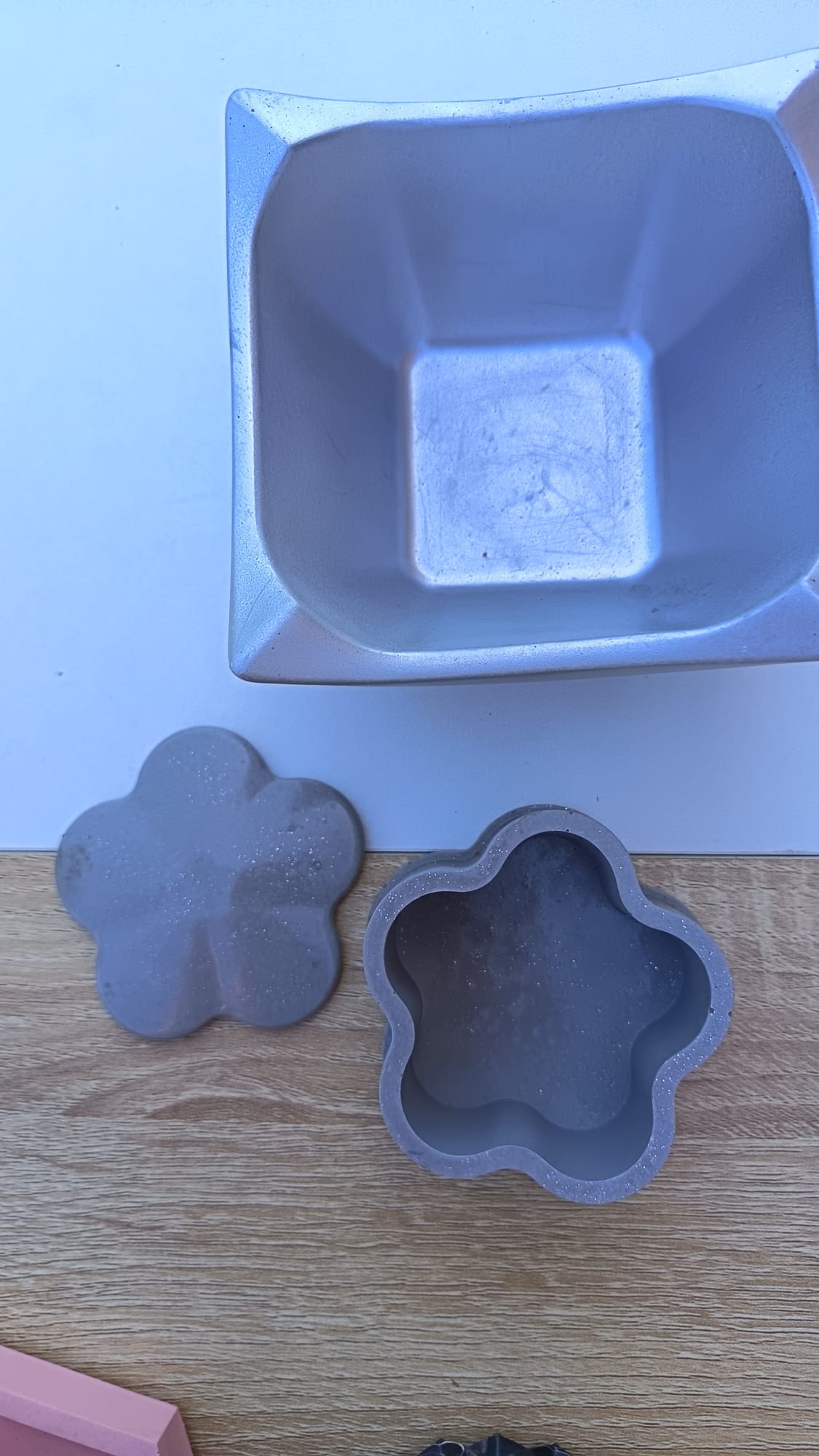 Lot 1 boite forme fleur + 1 vide poche gris PAILLETTES /brillant
